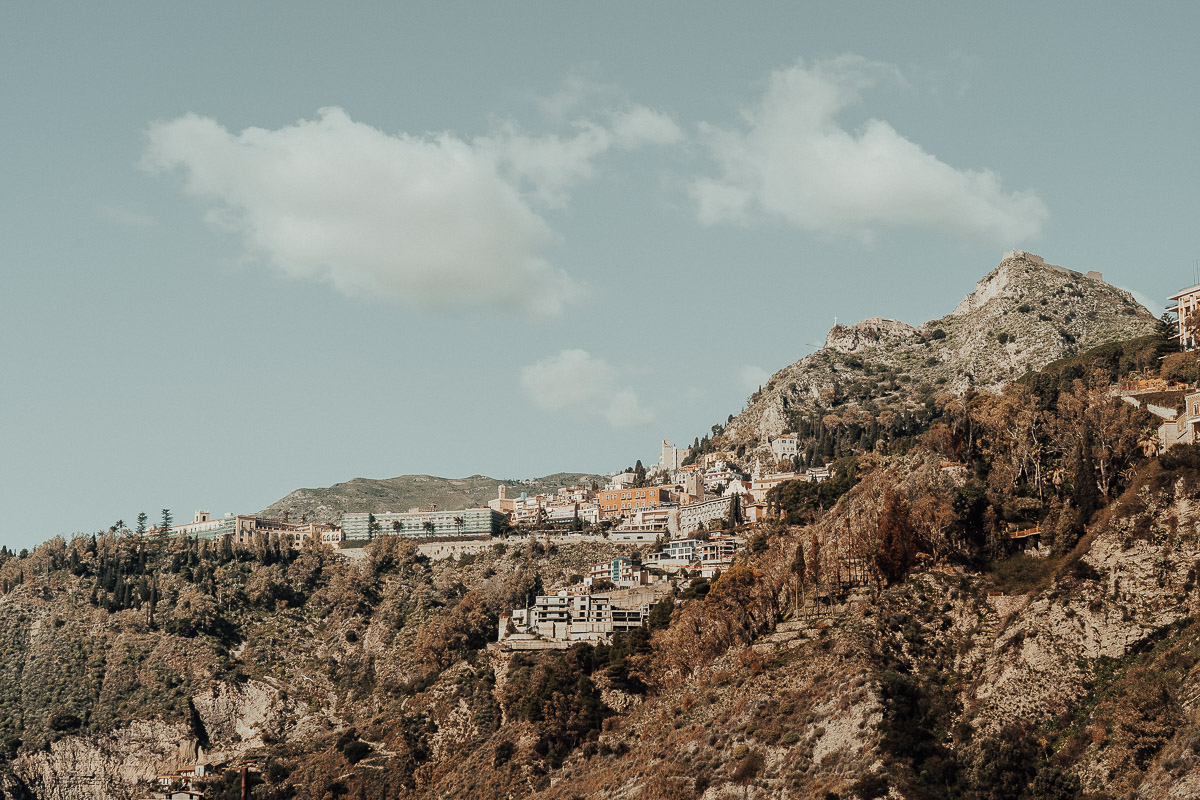 foto della città di taormina in sicilia